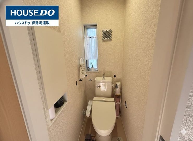 ついつい長居してしまうトイレ
人はなぜ狭い場所にいると落ち着いてしまうんでしょう…
温水洗浄便座付きです!