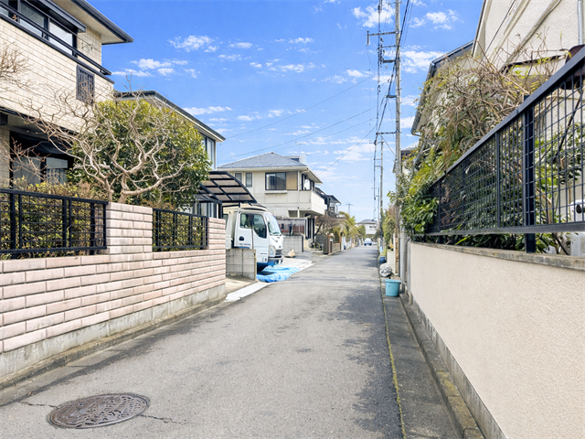 【南側 前面道路】幅員約4mの前面道路です。普通車が1台通れる幅となります。大型車の通行が少ないので、振動や騒音が抑えられます。