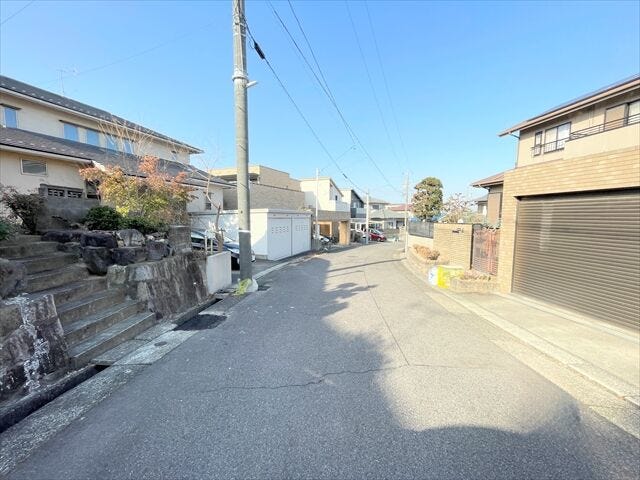 幅員約6.1mの前面道路です。道路幅が広いので、向かいの住宅とも距離があるため日当たりも確保しやすいです。