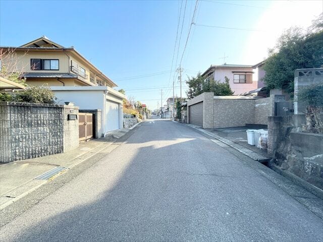 幅員約6.1mの前面道路です。道路幅にゆとりがあるので、車種を選びません。大きめの車を乗りたい方にもオススメです。