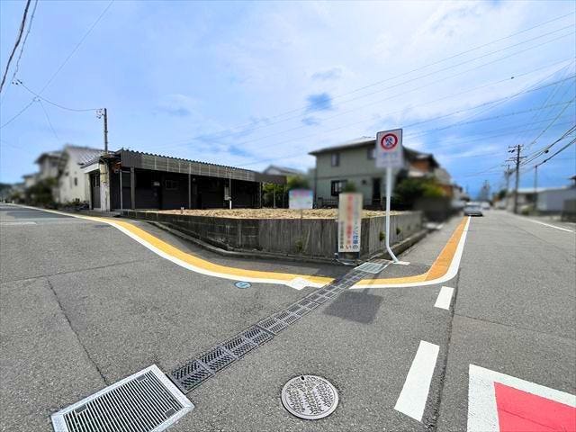 角地♪光と風がよく通る3方道路になります。東側約6.0m、北側8.4mの前面道路です。
(2026年6月6日 撮影)