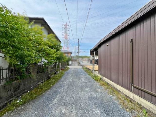 西側の前面道路、幅員約4mです。車がすれ違うには厳しい道幅ですが、車はスピードを抑えて走行するので、お子様にも安全な道幅となっています。
(2026年6月6日 撮影)