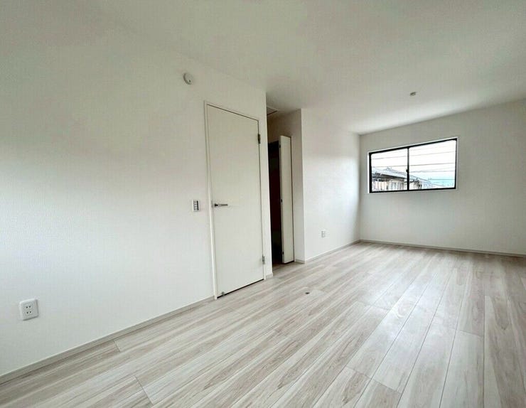 【Bedroom】ベッドとデスクを置いてもゆとりのある、使い勝手の良い広さの洋室です。