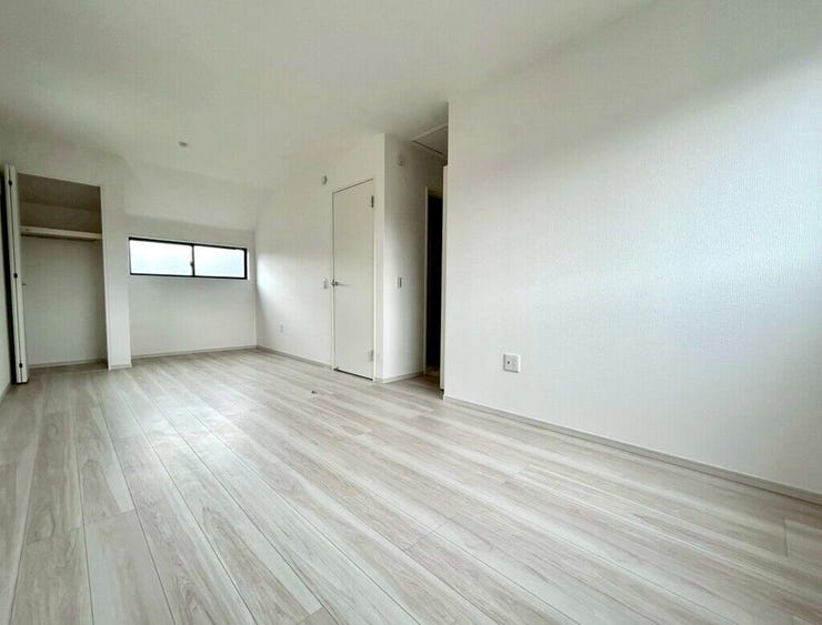 【Bedroom】洋室には収納力のあるクローゼット付き。衣類や荷物もすっきり収まります。