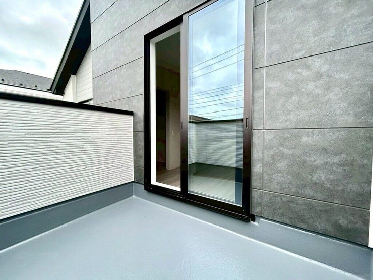 【Balcony】日当たりの良いバルコニーはお洗濯物がしっかり乾きやすく、毎日の家事にも重宝します。