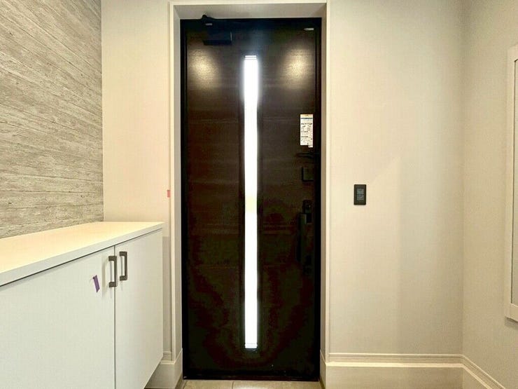 【Entrance】シューズボックス完備の玄関で、靴や小物もスッキリ収納できます。