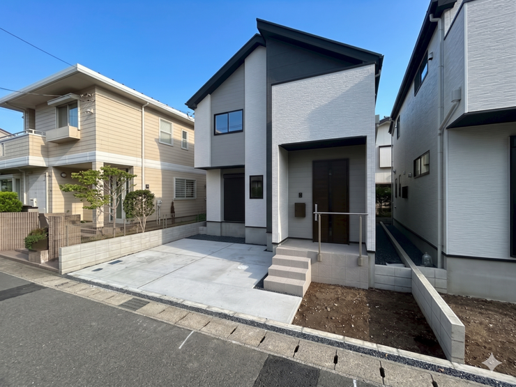 【Exterior】駐車スペースは2台分確保。車を複数所有するご家庭にも安心の設計です。