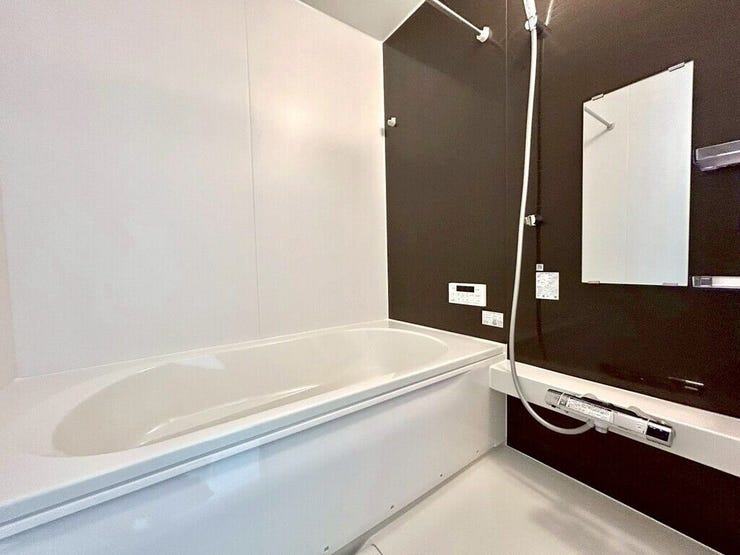 【Bathroom】お子様とのバスタイムにも十分な広さがあり、掃除も簡単にできます。