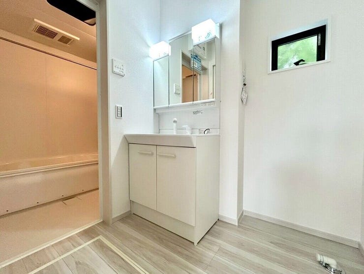 【Washroom】毎朝の準備がスムーズに。広めの洗面台と収納が使いやすい洗面所です。