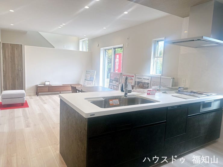 お子様の様子が見られる対面キッチンとなっております。