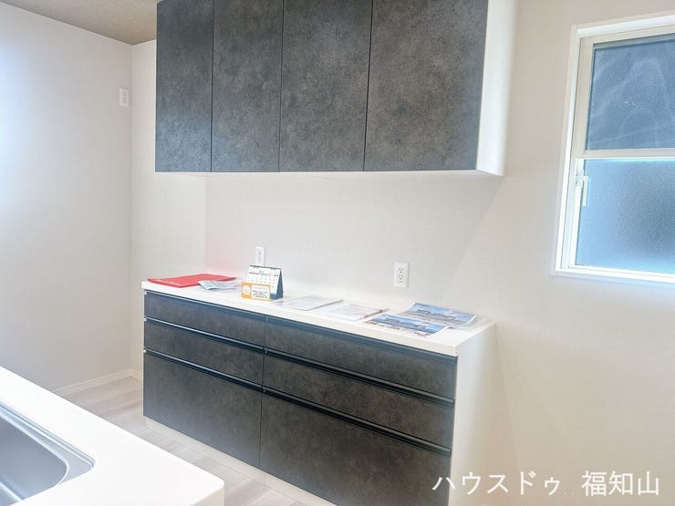 キッチンにはカップボードが据え付けられています。