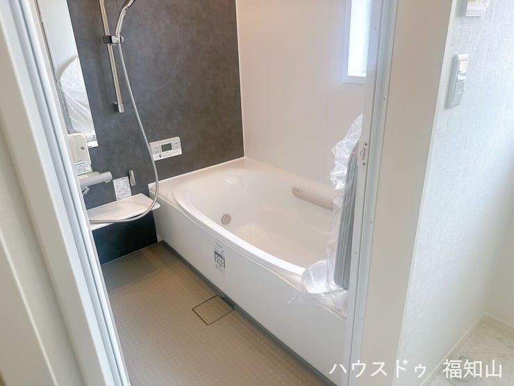 浴室も落ち着いた色合いで、疲れが癒されるお風呂タイムになりそうですね。