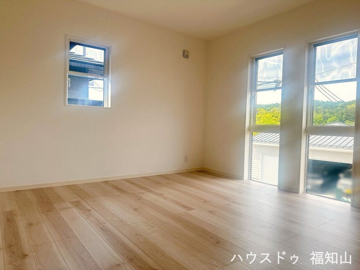 こちらは2階の8帖となっております。大き目の窓からは光が差し込みます。