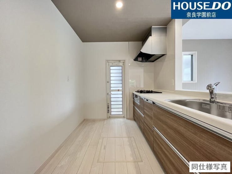 取り出しやすくしまいやすい、大容量の収納を備えたシステムキッチン。使い勝手抜群で、毎日の料理がもっと快適になります。