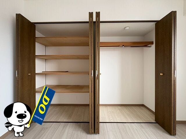 棚付き収納は小物の整理に便利ですね。