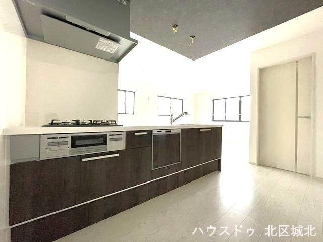 家族と会話を楽しみながらお料理ができるキッチン。
広々とした空間でゆとりある暮らしを実現します。