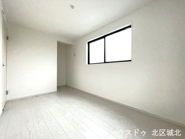 【5畳洋室】
好きな色や柄、デザインを取り入れることで
居心地の良い空間にできちゃいます◎