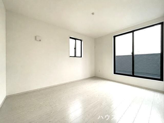 【6畳洋室】
白を基調としたお部屋には、どんなインテリアも合わせやすく、
開放感や清潔感ある空間にしてくれます。