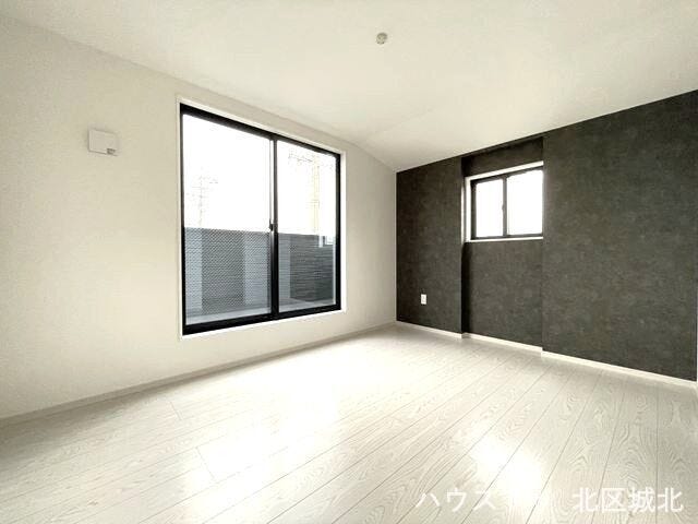 【6.1畳洋室】
バルコニーに面したお部屋です。
お天気のいい日にはたっぷりと陽を取り込むことができ、
ベッドの上のお布団もふかふかになりそうですね。