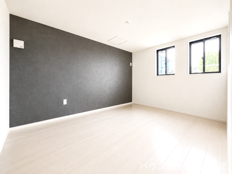 【6.5畳洋室】
アクセントクロスで、
お部屋に落着き感のある大人の空間を演出。
外からの採光を取り入れることが出来るデザイン性の高い空間です。