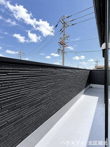 広さのあるバルコニーで洗濯物もたっぷり干せます。
日々の家事が快適に。