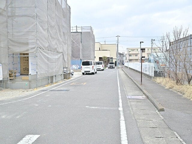 前面道路 南側公道幅員約6.0m、
前面道路 東道路公道幅員約8.0mです。
人気の角地♪
気になる方は、ご案内させていただきます。
お気軽にお問い合わせください。