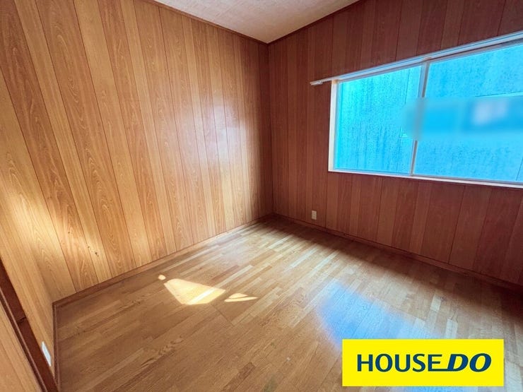 壁面から床まで全面が温かみのある木目調で統一されており、落ち着いた雰囲気を演出しています。