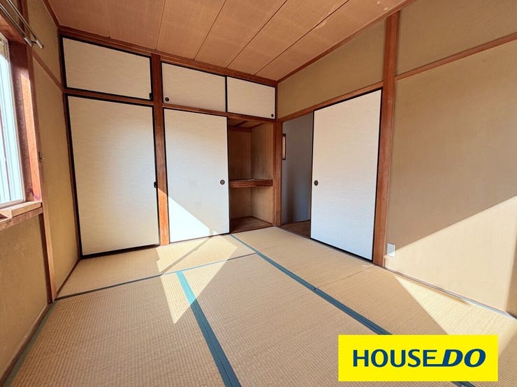 大きな押入れがあり、布団や季節の衣類、大きな荷物などをたっぷりと収納できます。