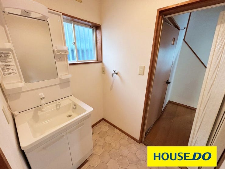 窓があるため、自然光が入りやすく、明るい空間です。また、湿気がこもりやすい洗面所の換気を容易に行え、カビの発生を抑える効果が期待できます。