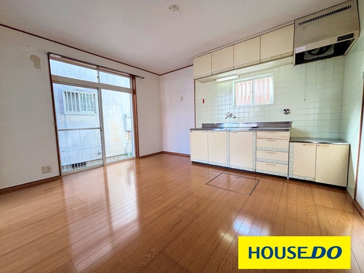 大きな掃き出し窓から自然光が豊富に入り込み、室内全体が明るく、心地よい空間になっています。