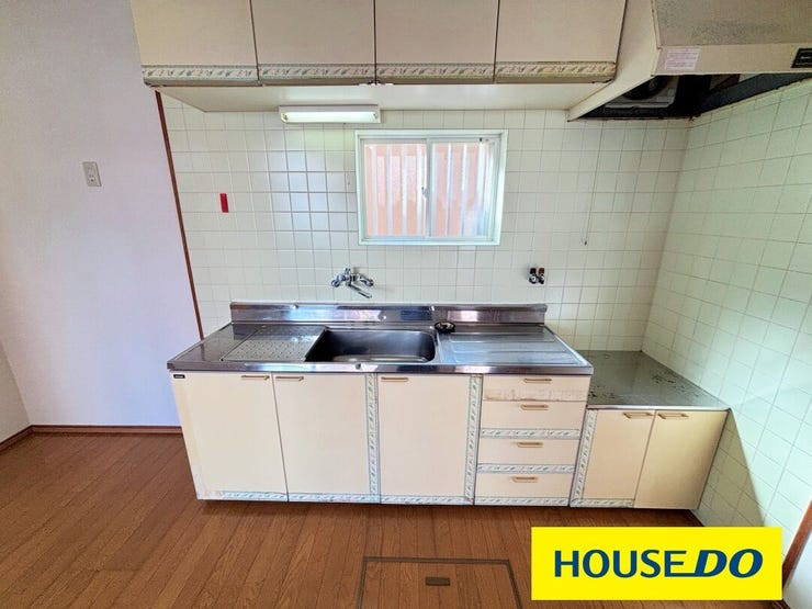 壁面は清潔感のあるタイル張りで、日々の掃除がしやすく、明るい印象を与えます。