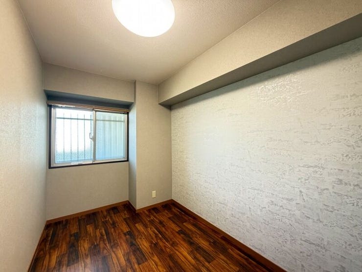 【private room】
リビングから離れた玄関側のお部屋。収納付きで、落ち着いたプライベート空間です♪