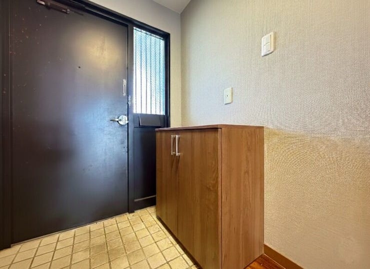 【Entrance】※ツールにて家具を削除しております。
シューズボックス付きの玄関♪小窓から、陽の光が差し込み、明るくなります♪