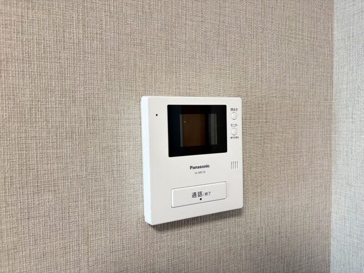 【TV monitor phone】
来訪者の顔がわかる、安心のテレビモニターホン付です!