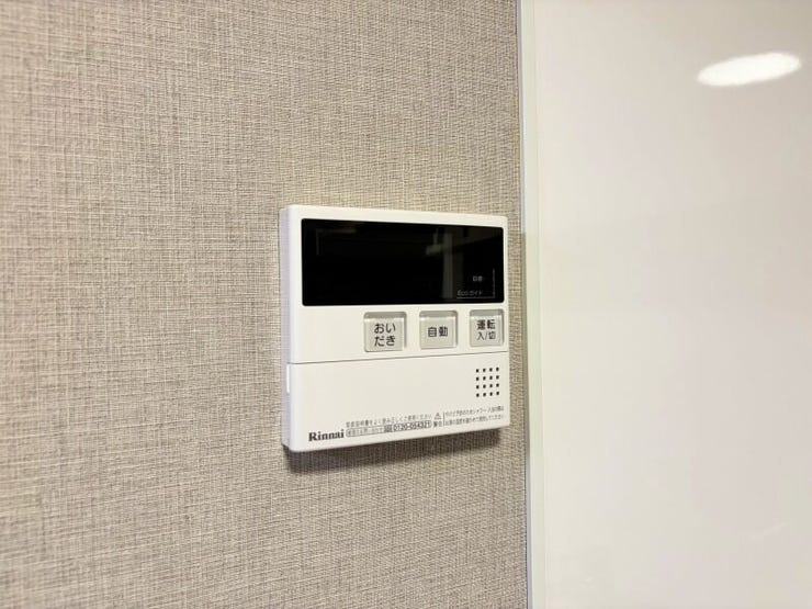 【reheating the bath】
ボタン一つでお湯を溜められる便利な給湯リモコン付き♪
追い焚き機能も付いており、いつでも温かいお風呂に入れますね^^