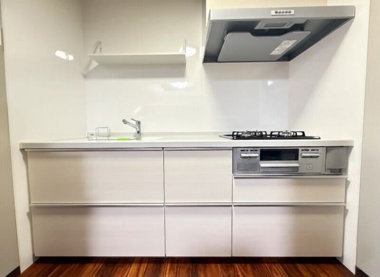 【kitchen】※ツールにて家具を削除しております。
シンプルデザインで飽きの来ないシステムキッチン♪収納スペースも十分に確保されています!