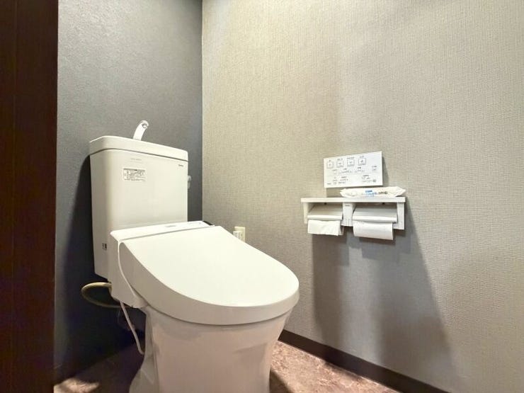 【restroom】
清潔感のある空間に、温水洗浄便座付きの快適なトイレです♪