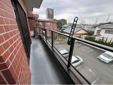 【バルコニー】
3室と繋がっている為日当たり良好です