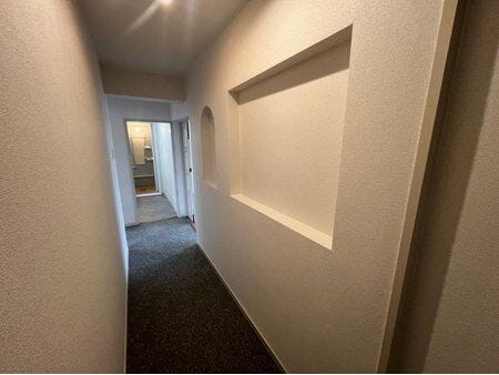 【廊下】
ニッチがありお洒落にインテリアが飾れます