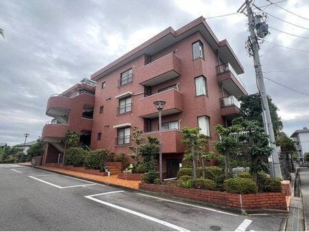 【外観】
【現地写真】外観
3階最上階です