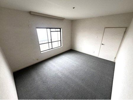 【洋室】
8.4帖
R7.10月カーペット張替え