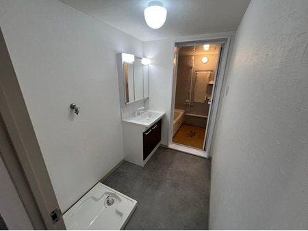 【洗面所】
洗濯機置場と洗面台の間に空間があるので
着替えなどの収納BOX設置可能