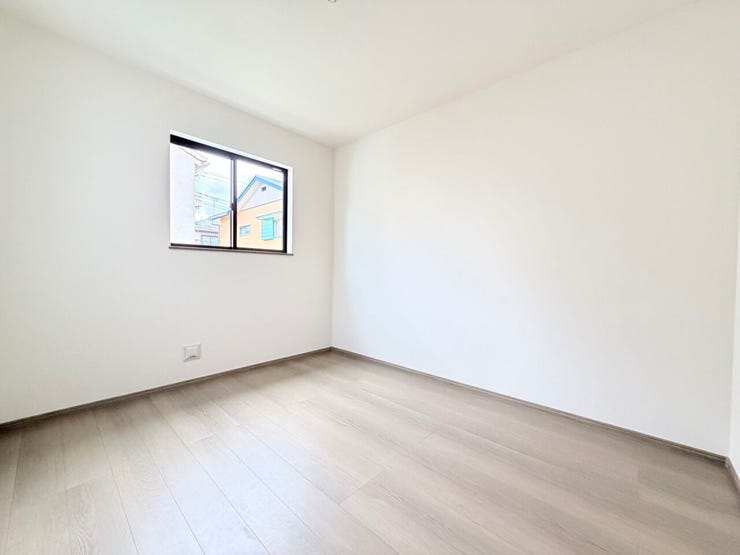 ◎洋室:A号棟(7/7撮影)
お部屋のドアなどの建具は、家具と色もあわせやすい、人気のカラーです!
