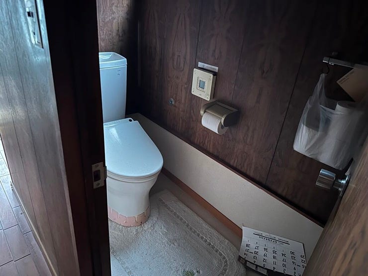 トイレ
手洗い付タンク式トイレ