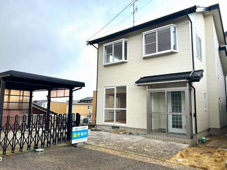 【外観】
清潔感のある白壁