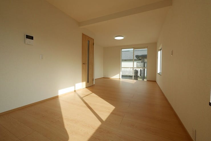 陽光が差し込む、家族が集まるLDK