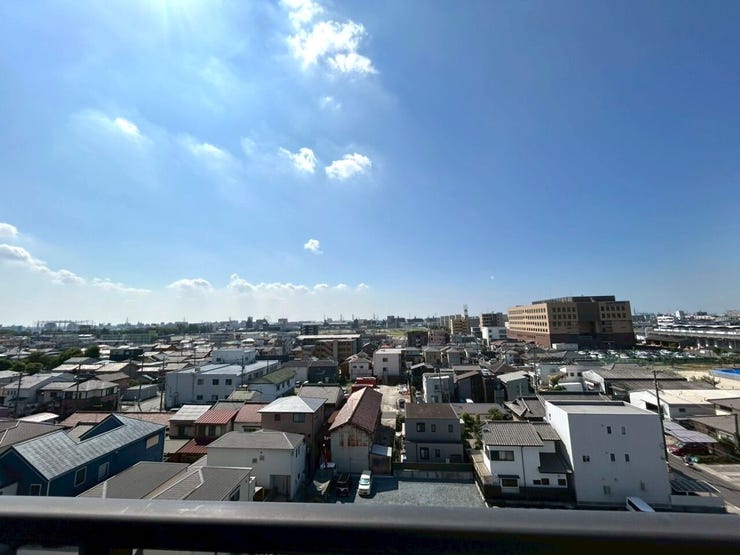 最上階の南西角部屋につき、陽当たり・眺望ともに良好です♪