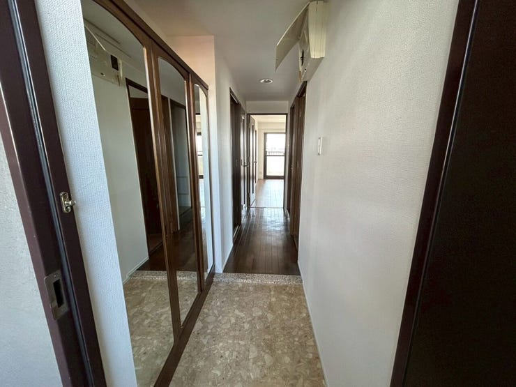 大きな全身鏡があり、毎朝の身だしなみチェックに最適。