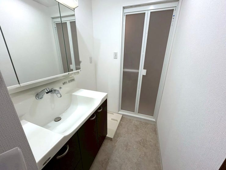 人気の3面鏡を採用しました。
ミラー裏が収納になっているので、生活感を出さずに収納することが出来ます。