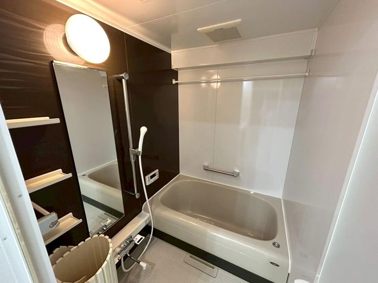 ブラウンのアクセントパネルがおしゃれな浴室。物干し竿も設備されているため、室内干しも可能です。